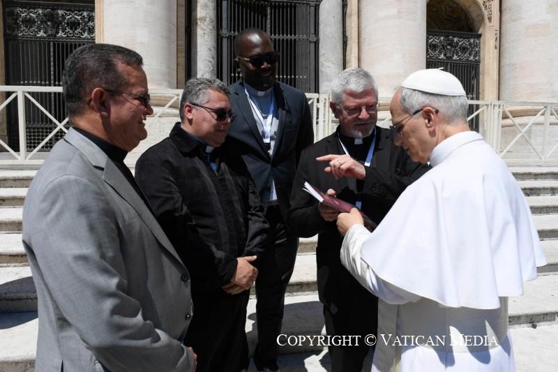 Entrega de presente eudista al Papa León XIV