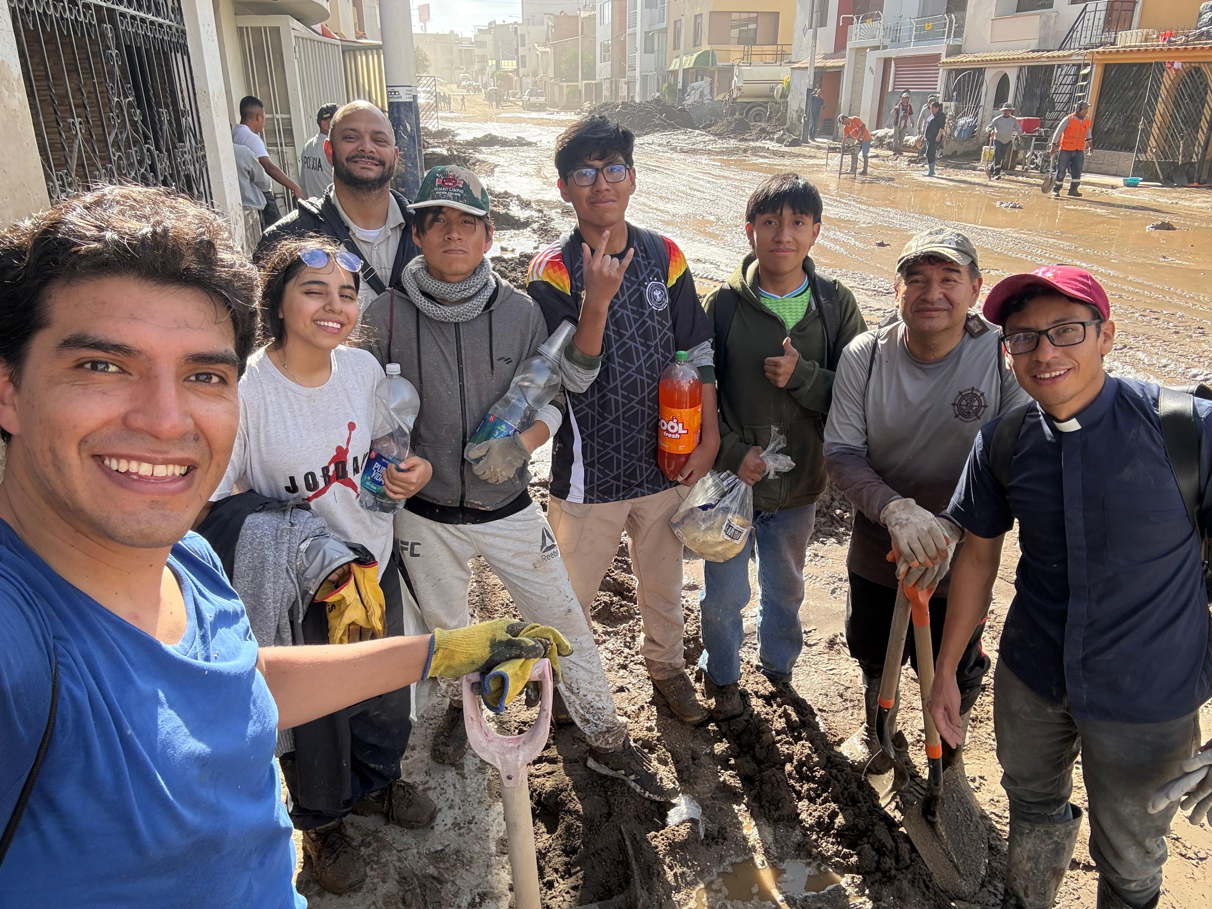 Sacerdotes Eudista y jóvenes voluntarios se unen para ayudar a familias afectadas por las lluvias en Arequipa- Perú